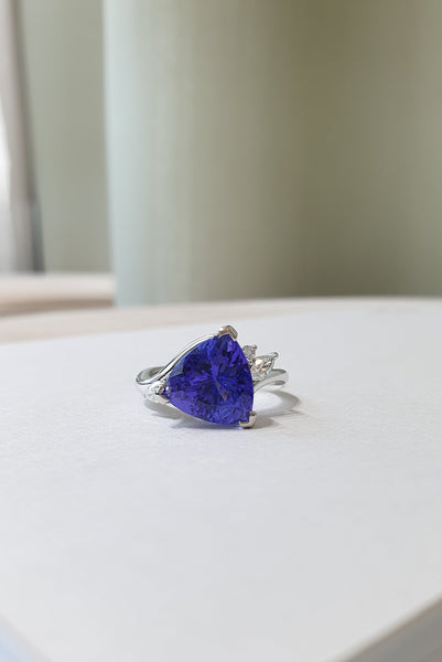 Tanzanite Asym Diamond Ring