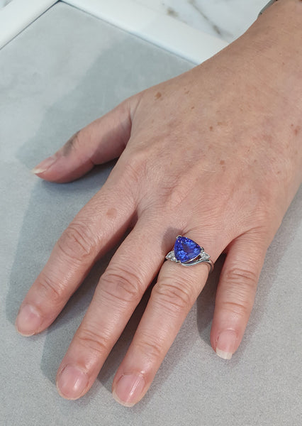 Tanzanite Asym Diamond Ring